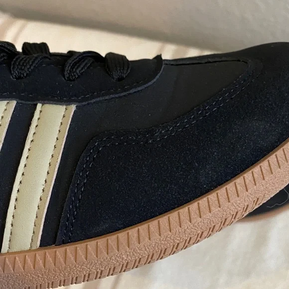 Stylish Black and Tan Women's Sneakers - Picture 10 of 12